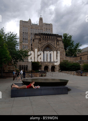 Yale University Sterling Memorial Library Women s Tisch-Skulptur von Maya Lin im Vordergrund Stockfoto