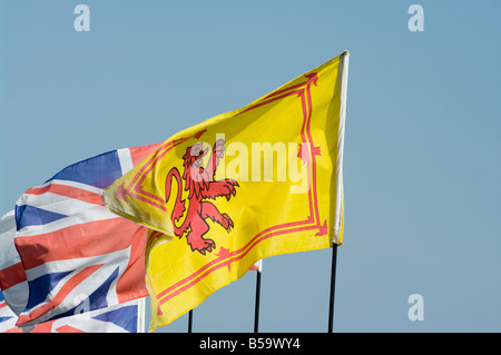 Schottische Flagge mit dem Union Jack dahinter gegen einen blauen Himmel europäischer nationaler Fahnen Stockfoto