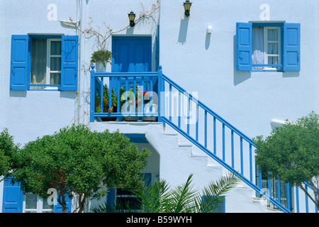 Nahaufnahme des traditionellen weißes Haus mit blauen Geländer, Tür und Fensterläden auf Mykonos, Kykladen, griechische Inseln, Griechenland Stockfoto