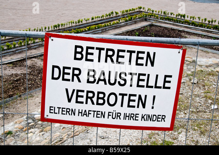 Wien, Österreich. Warnhinweis auf der Baustelle. "Kein Zutritt zur Baustelle. Eltern sind verantwortlich für ihre Kinder " Stockfoto