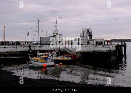 Die Boote sitzen auf ruhiger See im Hafen von Cobh, Stadt Cobh, Irland. Stockfoto