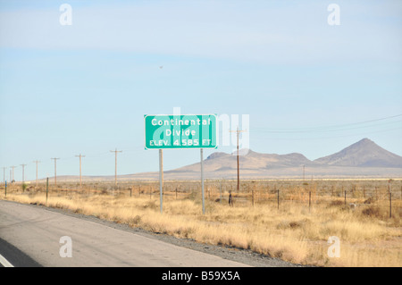 Das Zeichen kündigt die kontinentale Wasserscheide auf I10, New Mexico Stockfoto