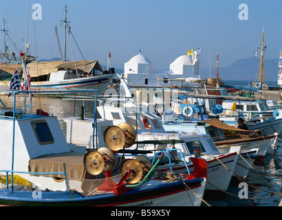Angelboote/Fischerboote vertäut im Hafen von Ägina Stadt Ägina Argo Saronischen Inseln griechische Inseln Griechenland Europa Stockfoto