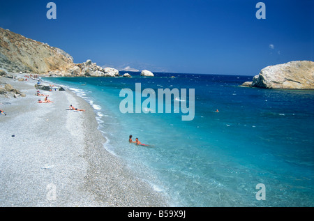 Paar im Meer am Rande des Katergo Strandes auf Folegandros Kykladen Inseln griechische Inseln Griechenland Europa Stockfoto