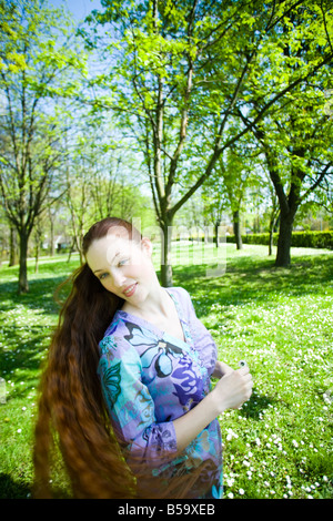 Frau im Park entspannen Stockfoto