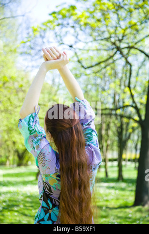 Frau im Park entspannen Stockfoto