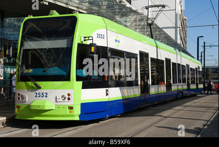 Eine Straßenbahn in neuen Tramlink-Lackierung am Bahnhof East Croydon Stockfoto