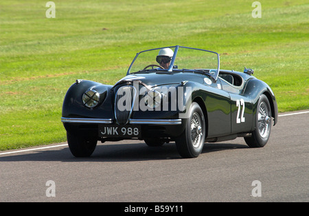 Sir Stirling Moss Racing ein Jaguar XK120 1949 beim Goodwood Revival Stockfoto