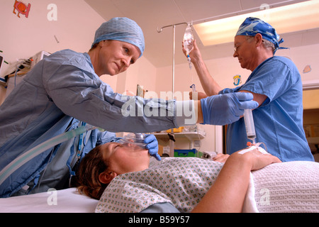 EINE WEIBLICHE BERATER ANÄSTHESIST IN EINEM KRANKENHAUS UK Stockfoto