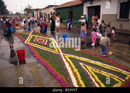 Menschen, die Straße Teppich für Karfreitag Prozessionen, Antigua, Guatemala, Mittelamerika Stockfoto