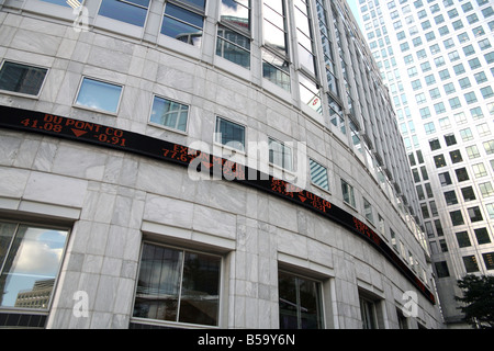 Lochstreifen Display in Canary Wharf London zeigen fallende Aktienkurse Stockfoto