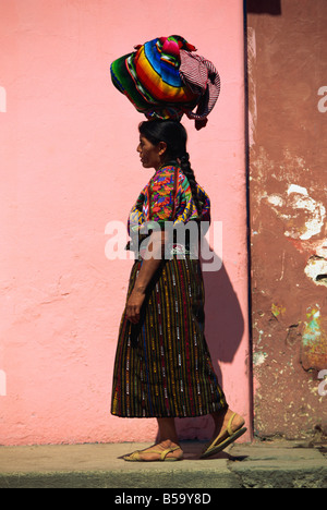 Indische Frau, die Bündel auf ihrem Kopf, Antigua, Guatemala, Mittelamerika Stockfoto