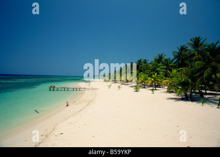 Touristen am tropischen Strand von West Bay an der Westspitze von Roatan, größte Insel der Bay in Honduras, Caribbean Stockfoto