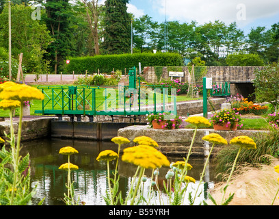 Schloss und ziemlich bunte Gärten auf Nantes-Brest-Kanal bei Cadoret, Morbihan, Bretagne, Frankreich Europa Stockfoto