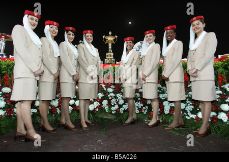 Stewardessen der Emirates Airline mit dem Cup für den Gewinner des Dubai World Cup, Dubai, Vereinigte Arabische Emirate Stockfoto