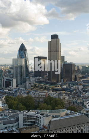 London City Scape von Ropemaker Street EC2, Blick nach Osten auf die Gurke und NatWest Tower Stockfoto