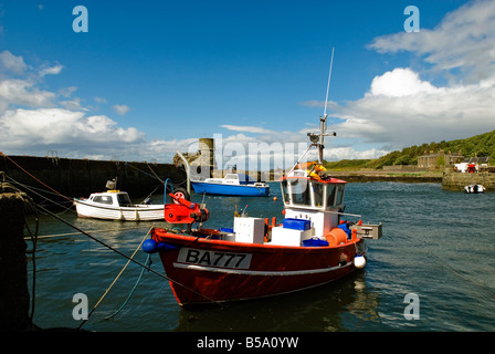 Ein kleine rote und weiße Fischerboot im Hafen von Dunure, Ayrshire gefesselt. Das Dorf ist auch bei Seglern beliebt. Stockfoto