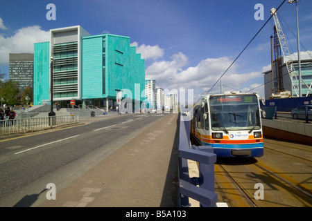 Sheffield-Tram vor dem Universitätsgebäude Stockfoto