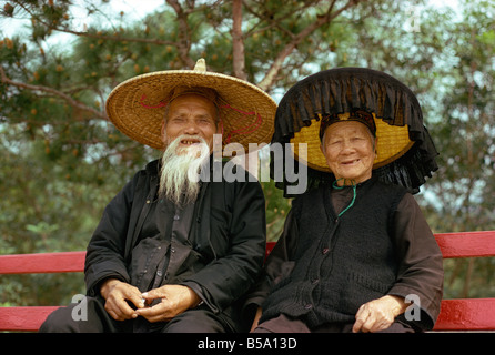 Älteres Ehepaar der Hakka in traditioneller Tracht Hong Kong China Asien Stockfoto