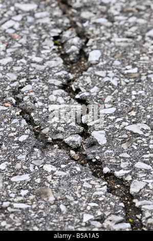 Riss im alten Asphaltfahrbahn Großaufnahme Stockfoto