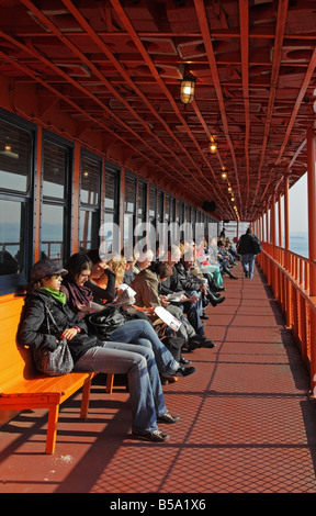 Passagiere auf Staten Island Fähre von New York City Stockfoto