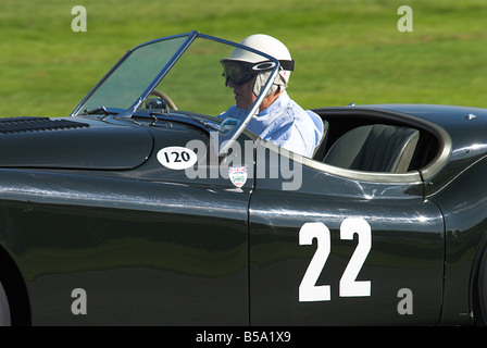 Sir Stirling Moss Racing ein Jaguar XK120 1949 beim Goodwood Revival Stockfoto