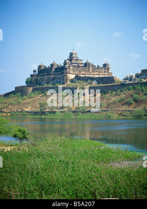 Blick auf Nrising-Dev-Palast über Karna Sagar See Datia Madhya Pradesh Staat Indien Asien Stockfoto