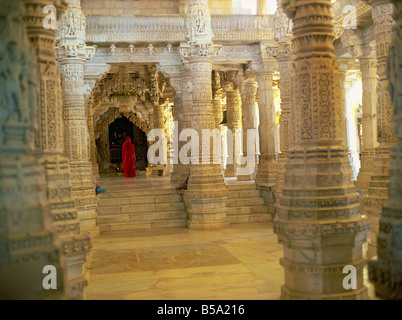 Zentralen Schrein mit vier konfrontiert Bild der Staat Adinath Ranakpur Tempel Rajasthan Indien Asien Stockfoto