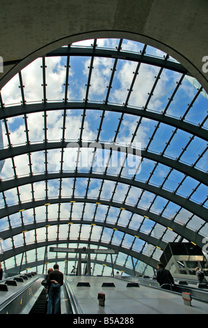 U-Bahn-Station Rolltreppen, Canary Wharf, London, Vereinigtes Königreich Stockfoto