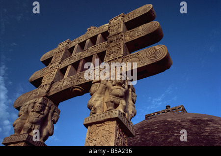 Eines der vier geschnitzten Torana Gateways an Stupa eine Sanchi UNESCO World Heritage Site Madhya Pradesh Staat Indien Asien Stockfoto