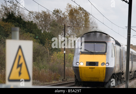 Hochgeschwindigkeitszug in Richtung Süden auf der Hauptlinie der Ostküste. Stockfoto