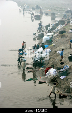 Männer Wäsche waschen bei Sonnenaufgang im Fluss Yamuna, Agra, Uttar Pradesh, Indien Stockfoto