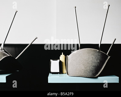 Cafe Stühle auf den Tischen Stockfoto