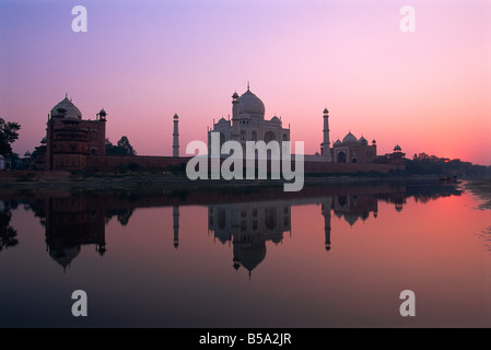 Taj Mahal bei Sonnenuntergang UNESCO World Heritage Site Agra Uttar Pradesh Staat Indien Asien Stockfoto