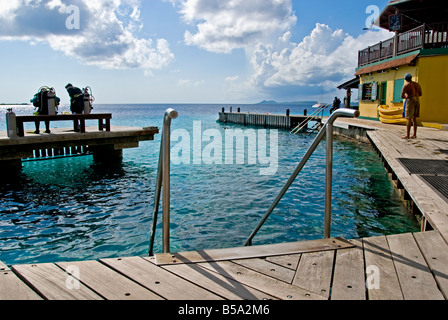 Buddy Dive Bonaire in der Karibik mit Taucher kitting in der Silhouette von hinten dock Stockfoto