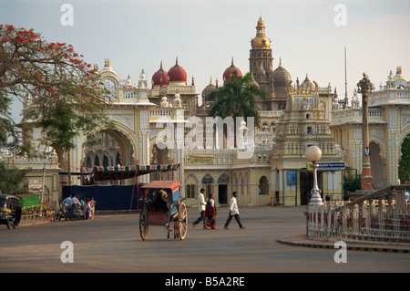 Palast und neue Statue Kreis, Mysore, Bundesstaat Karnataka, Indien Stockfoto