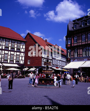 Halbe Fachwerkhaus und bemalten Ladenfronten, Hotels und Bars im Zentrum von Wernigerode, Harz Mountains, Deutschland, Deutschland Stockfoto