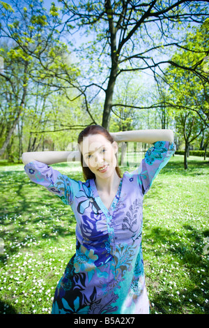 Frau im Park entspannen Stockfoto