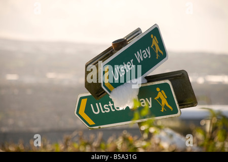 Ulster Wege Schild mit Schnee, Berge im Hintergrund Stockfoto