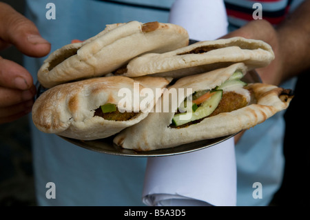 Taamiya oder Falafel in Fladenbrot serviert in einem ägyptischen Restaurant in Kairo. Ägypten Stockfoto