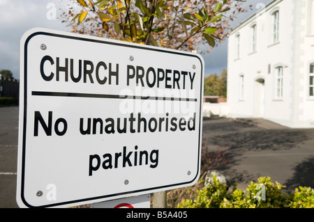 Zeichen: 'kirchlichen Eigentums: Keine unerlaubte Parken' Stockfoto