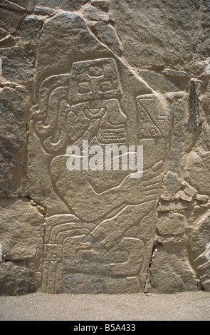 Detail eines geschnitzten Steinkriegerreliefs an der Stelle des Cerro Sechín, Casma-Tal, Peru Stockfoto