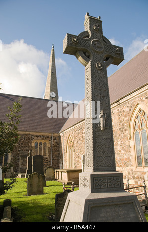 Reich verzierte Keltenkreuz mit St.-Nikolaus-Kirche im Hintergrund, Carrickfergus Stockfoto