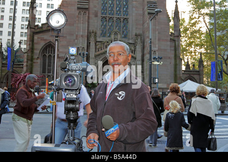 ABC Augenzeuge neue Crew wartet an der Ecke Wall Street und Broadway Stockfoto