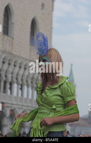 Attraktives Mädchen in venezianische Maske vor Palazzo Docale Stockfoto