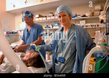 EINE WEIBLICHE BERATER ANÄSTHESIST IN EINEM KRANKENHAUS UK Stockfoto