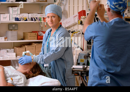 EINE WEIBLICHE BERATER ANÄSTHESIST IN EINEM KRANKENHAUS UK Stockfoto