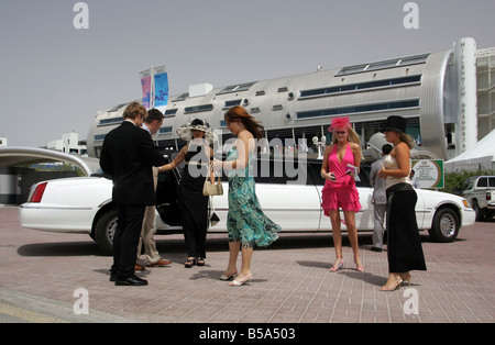 Elegante Männer und Frauen vor dem Eingang der Nad Al Sheba Horse Race course, Dubai, Vereinigte Arabische Emirate Stockfoto