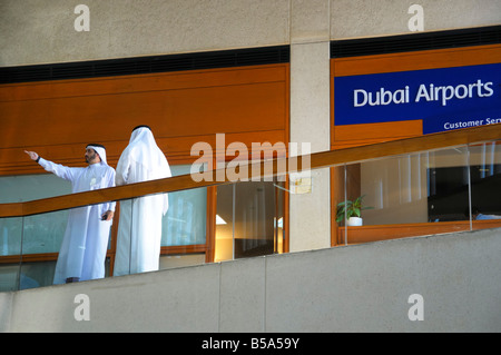 Zwei Sheichhs am Dubai Airports Customer Service, Dubai Deira UAE Stockfoto