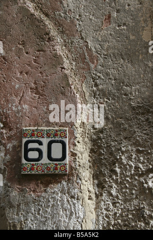 kunstvolle Dekoration Haus Nummernschild in Italien Stockfoto